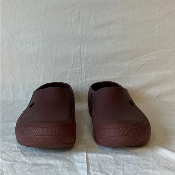 CROCS Men's 7/Womens 9 in Burgundy Slip-On Mammoth Mule Clogs - Picture 8 of 9